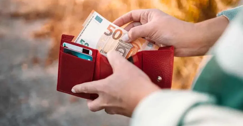 Νωρίτερα θα πληρωθούν οι συντάξεις Οκτωβρίου – Δείτε αναλυτικά τις ημερομηνίες (BINTEO)