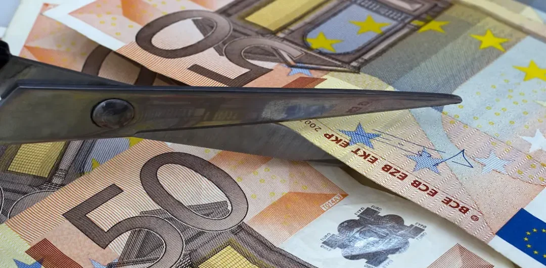 Δέκα χρόνια μετά εξακολουθεί να «κόβει» συντάξεις – Μειώσεις ακόμη και στα παιδιά μας!!