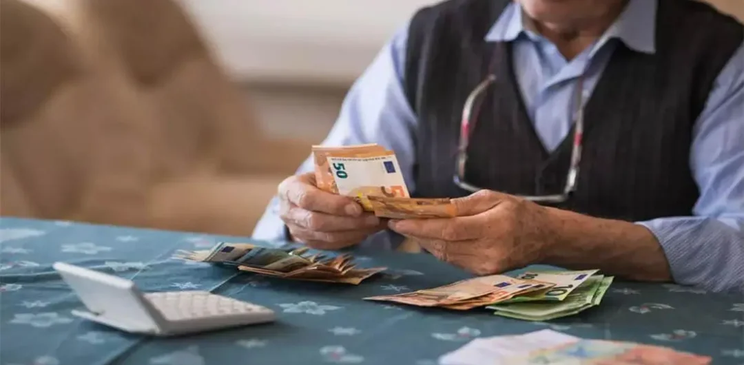 «Χτίζεται» 13η σύνταξη με τα 300€–4 μέτρα-έκπληξη για 2,5 εκατ. συνταξιούχους–Υπολογισμός Προσ. Διαφοράς το 2027