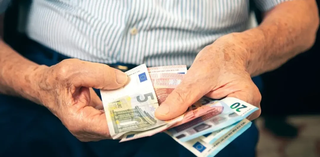 Συνταξιούχοι-Απόστρατοι: Θα χάσουν λεφτά και το 2027 – Δείτε γιατί